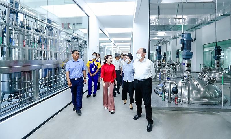 生物经济新引擎 中国生物产业跃升8万亿，华熙生物千吨级工厂落子天津